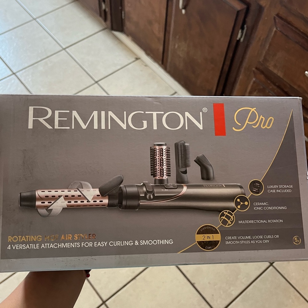 REMINGTON ROTATING HOT AIR STYLER
4 ATTACHMENTS FOR CURLING & SMOOTHING